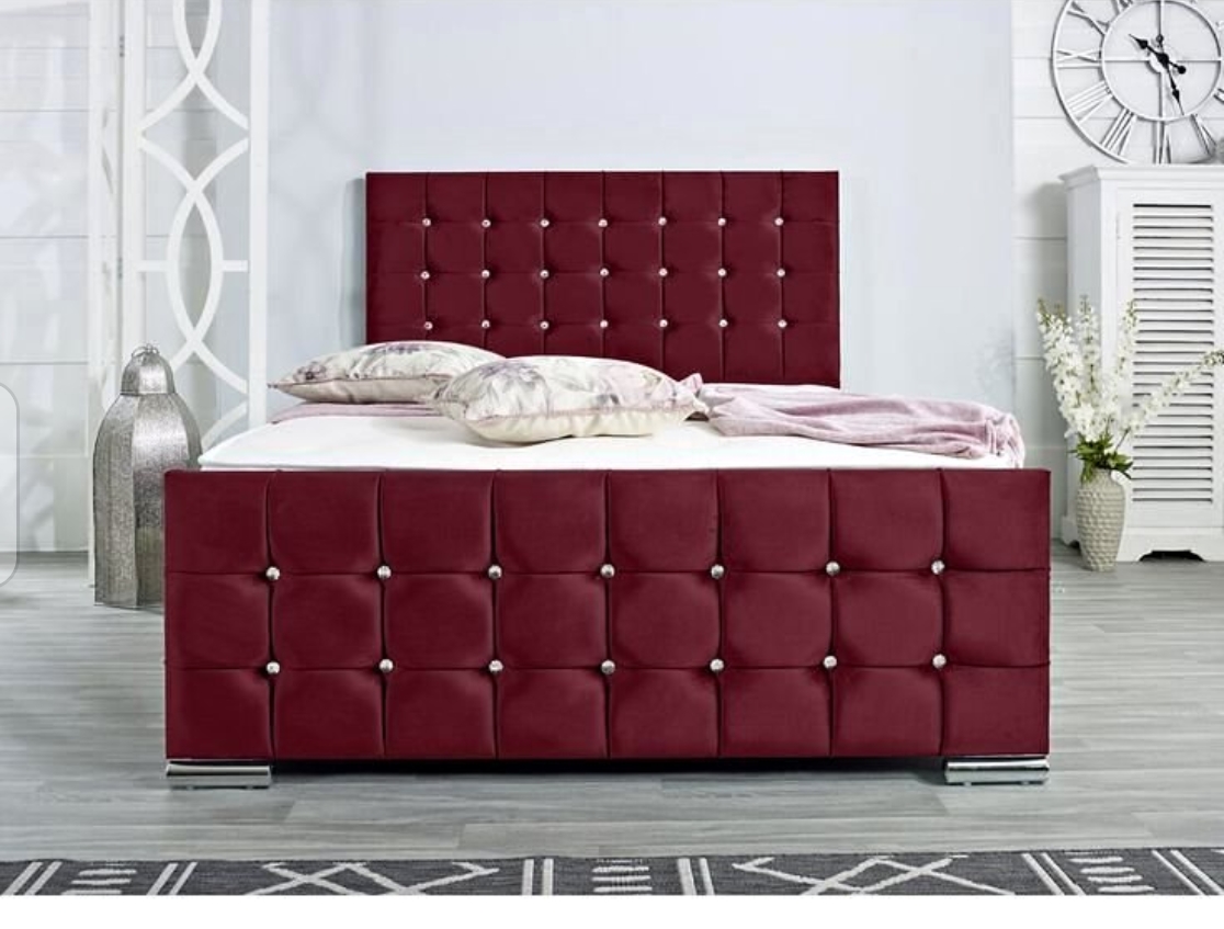 Cubed bed Cube | in Red. Plush velvet colour 