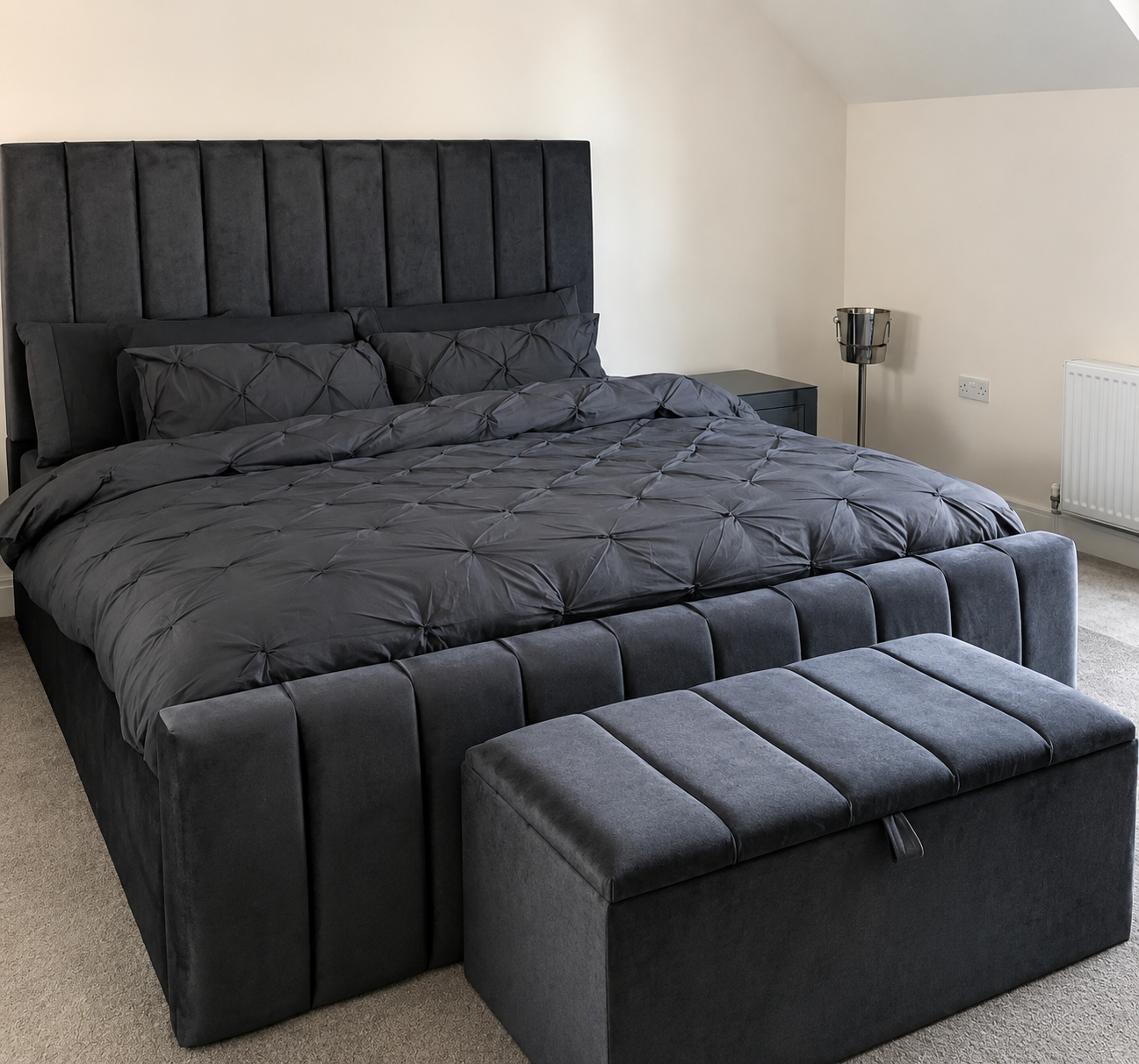 Penel bed with penel line headboard 